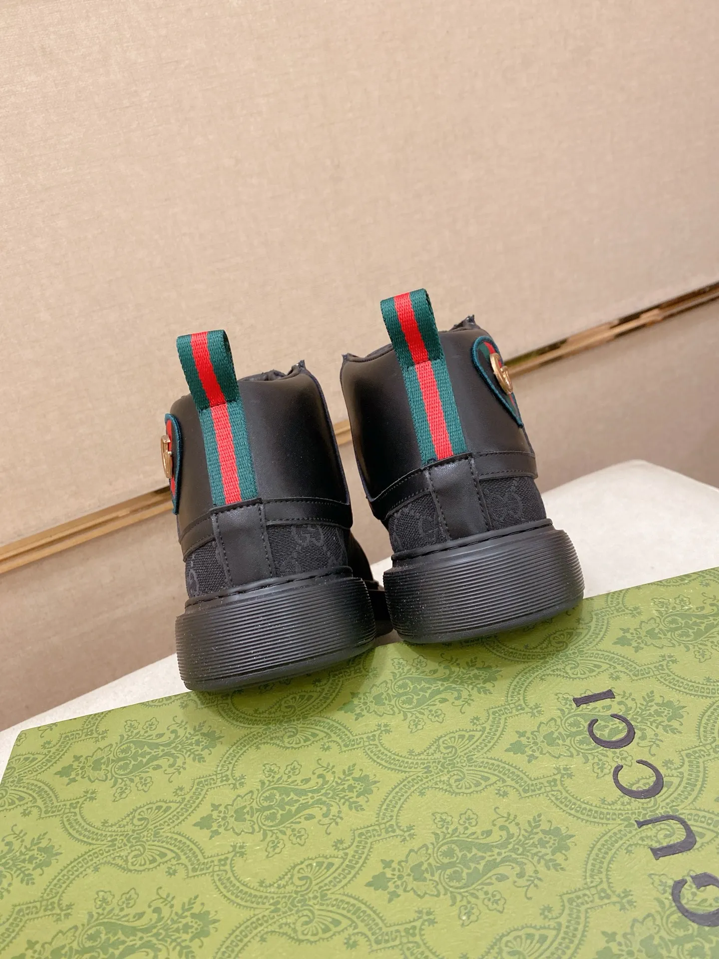 Factory price: 442💰 (GUCCI) The latest model from the official website🎁🎁Casual and fashionable men's shoes👟, hot style💥The style is simple and elegant, exclusive for trendy men. Unique official website's latest brand elements👑original Gucci decoration, fashionable and generous, the fabric is original cowhide ✅sheepskin lining, the official website specifies wear-resistant casual outsole, the classic model is taken in kind at the counter🎬38-44 (can be customized for 45 non-refundable)